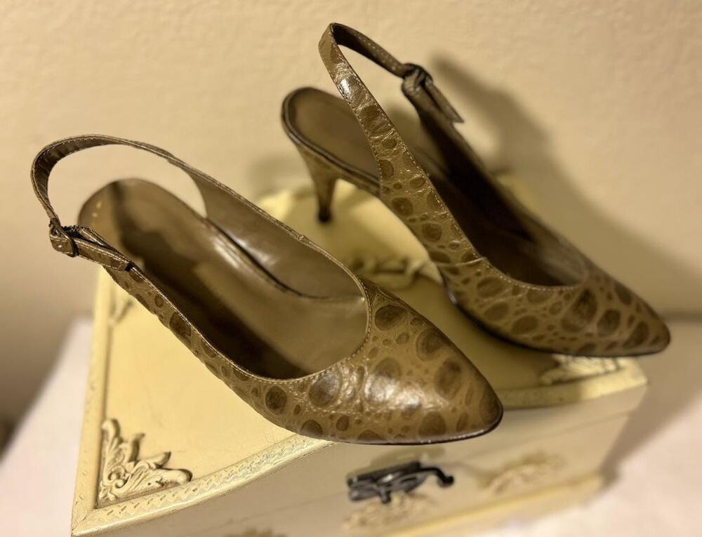 Vtg Taupe Leather Faux Croc design Sling Back Heels, Lana, Made in Brazil, SZ 7